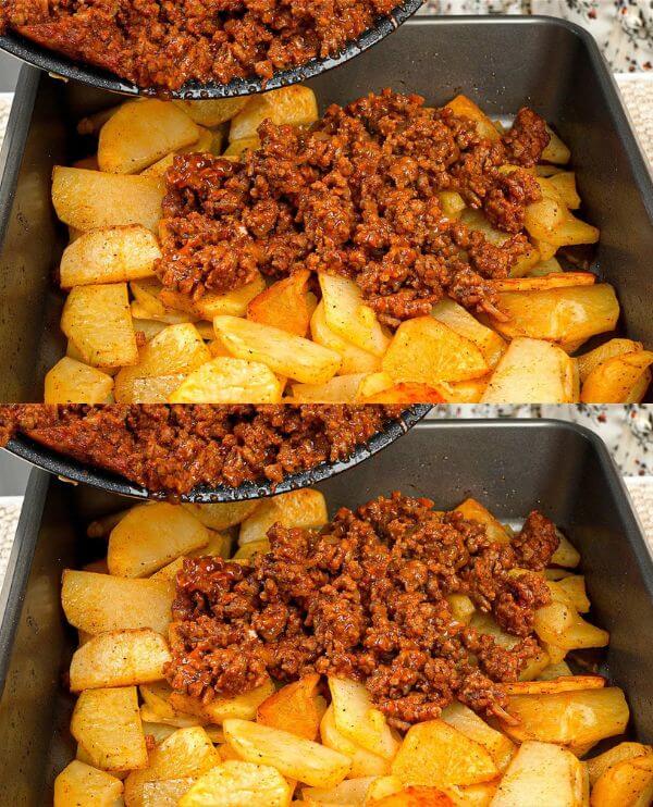 Simplemente vierte la carne picada sobre las patatas