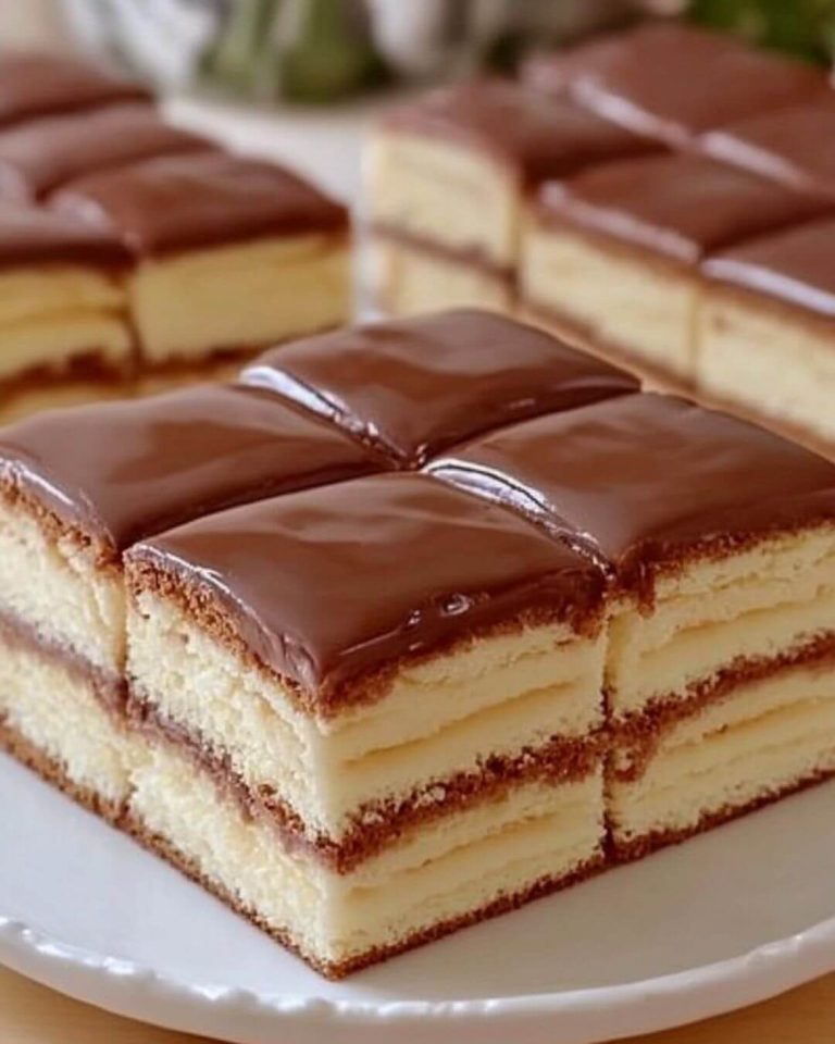 pastel de crema glaseado con chocolate en capas