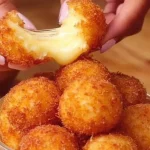 Deliciosas albóndigas de queso en un plato atractivo