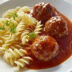 Albóndigas en salsa de tomate servidas en un plato