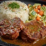 Plato de asado de pavita con ensalada blanca, ideal para una comida festiva.