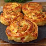 Caracolas de masa hojaldre salada rellenas de jamón y queso