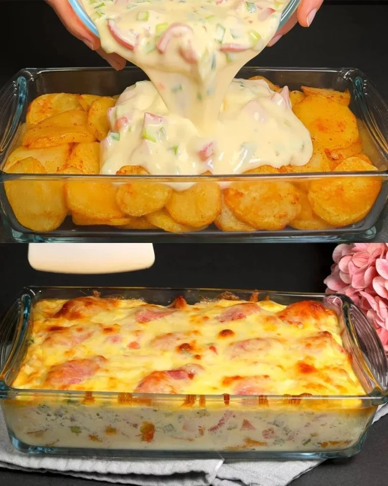 Gratinado de patatas, salchichas y huevos recién horneado