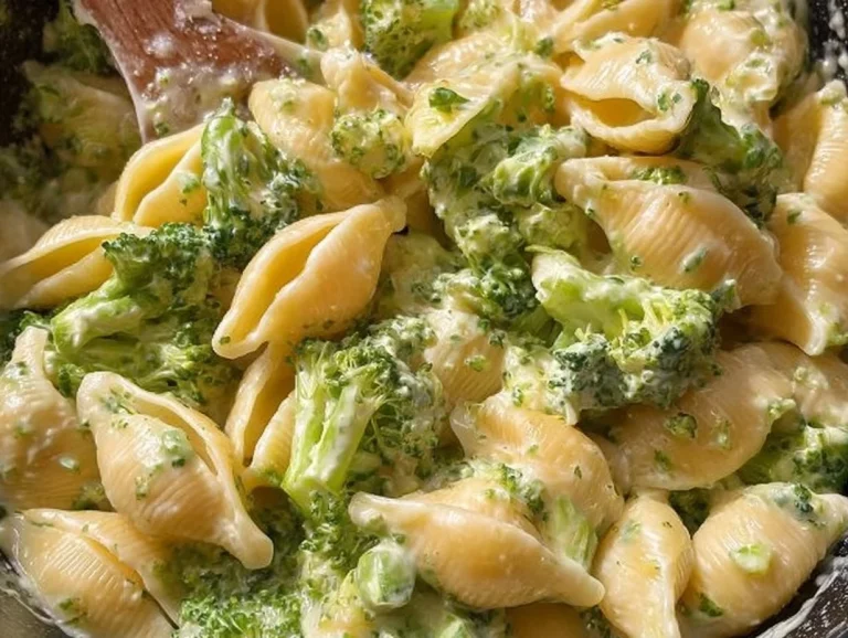 Macarrones con queso saludable de brócoli cocinados en una sola olla
