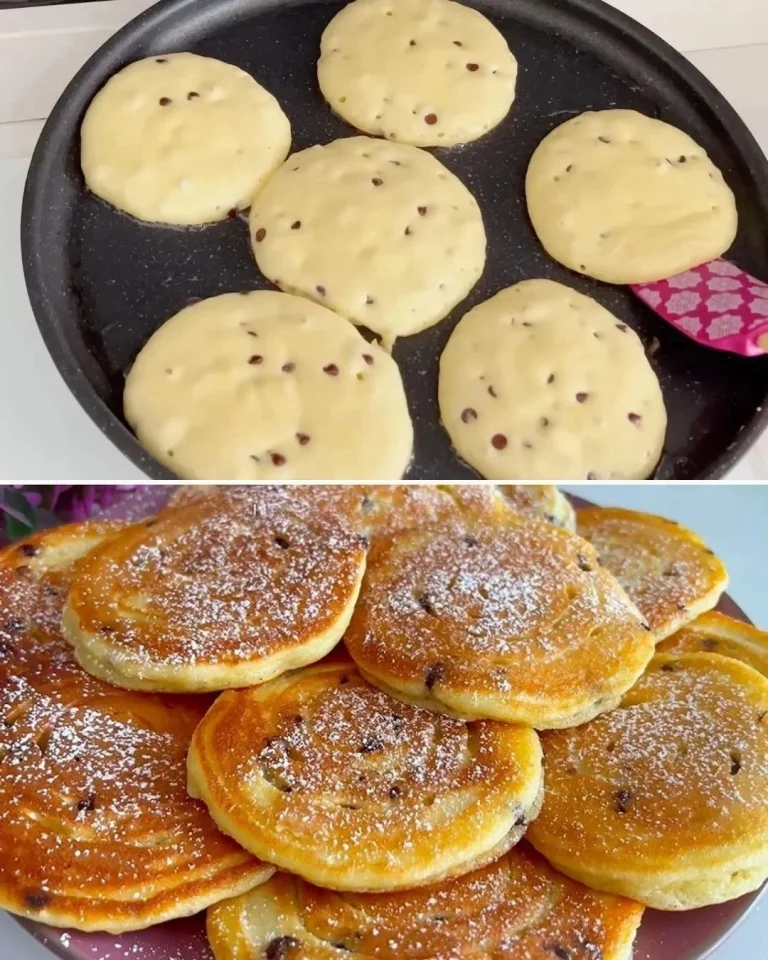 Pancakes de yogur esponjosos servidos con frutas y jarabe