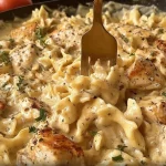 Pasta con Pollo, Ajo y Parmesano en un plato gourmet