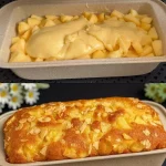 Pastel de yogur con manzana recién horneado sobre una mesa