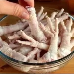 Patas de pollo sabrosas listas para servir con especias y guarniciones.