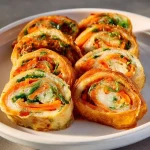 Rollitos de pollo frito con verduras frescas y crujientes