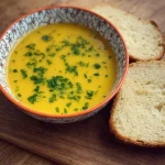 Sopa de zanahoria cremosa con jengibre en un bol, lista para servir.