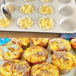 Tarta de yogur de manzana decorada con rodajas de manzana fresca