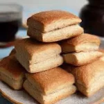 Deliciosos criollitos de grasa recién horneados, ideales para disfrutar con café.