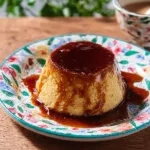 Flan de caramelo brillante y cremoso en un plato decorativo