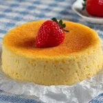 Mousse de chocolate blanco servido en un elegante plato de postre