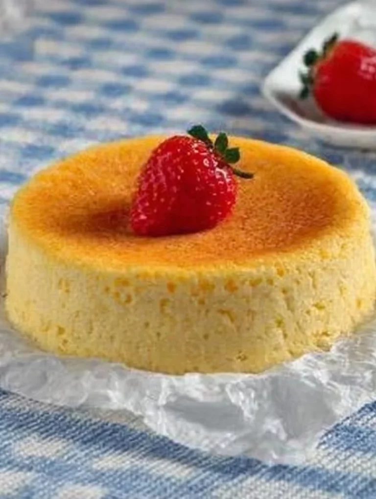 Mousse de chocolate blanco servido en un elegante plato de postre