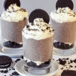 Mousse de Oreo cremosa y deliciosa en un tazón decorado con galletas Oreo.