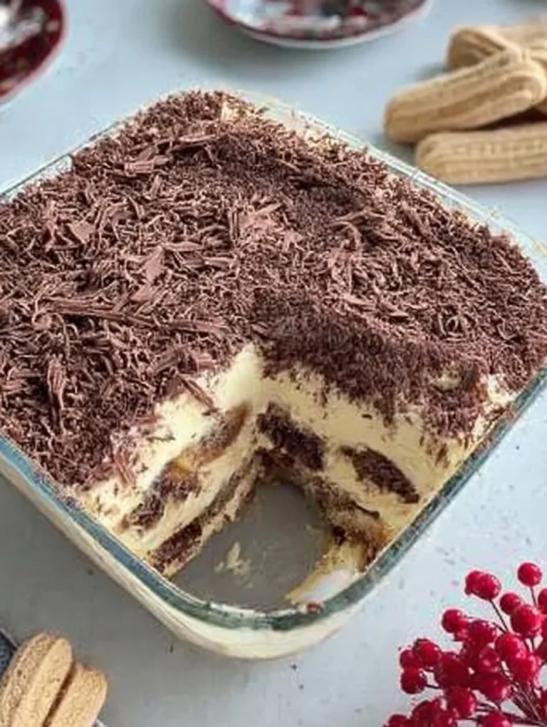 Pavê de Chocolate en un plato decorativo, postre irresistible