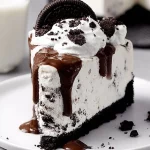 Tarta de Oreo decorada con galletas y crema en un plato