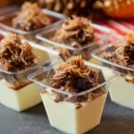 Vasos de puré de patatas con carrilleras de cerdo en vino de presentación gourmet