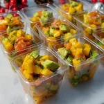 Verrines de tartare de salmón, mango y aguacate en presentación gourmet.