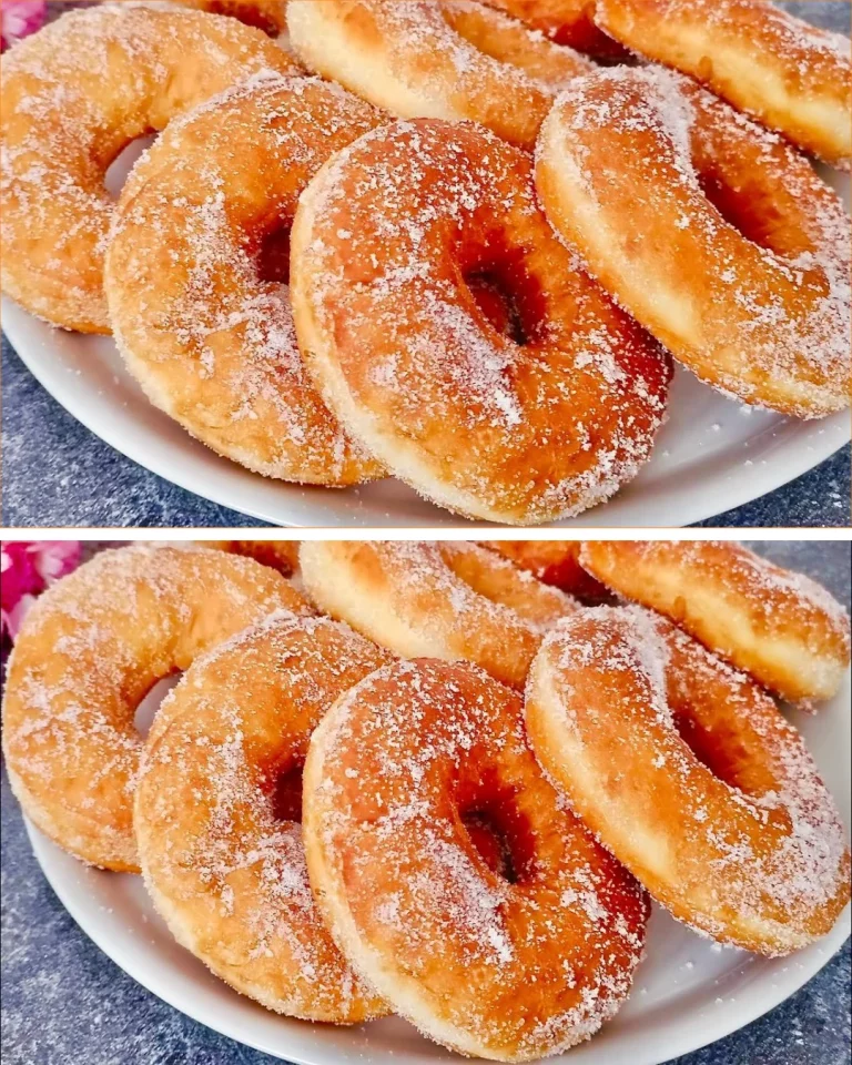 Variedad de donas frescas y esponjosas decoradas con glaseado colorido.