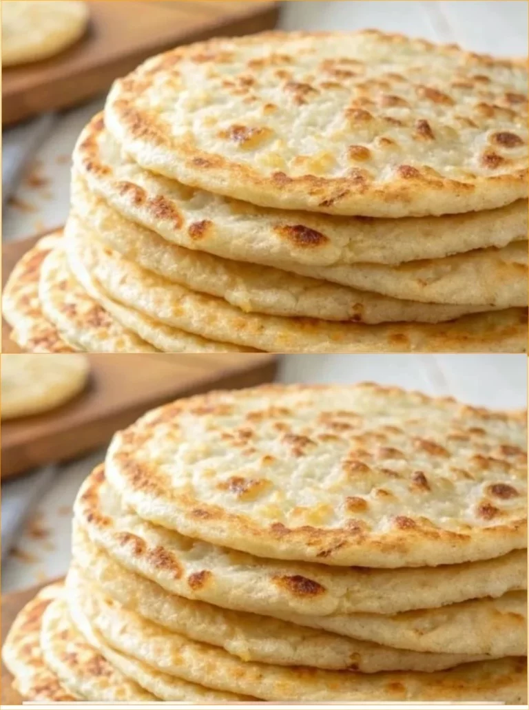 Pan de requesón hecho con solo 2 ingredientes sobre una mesa de cocina.