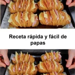 Plato de papas en una mesa con ingredientes frescos alrededor