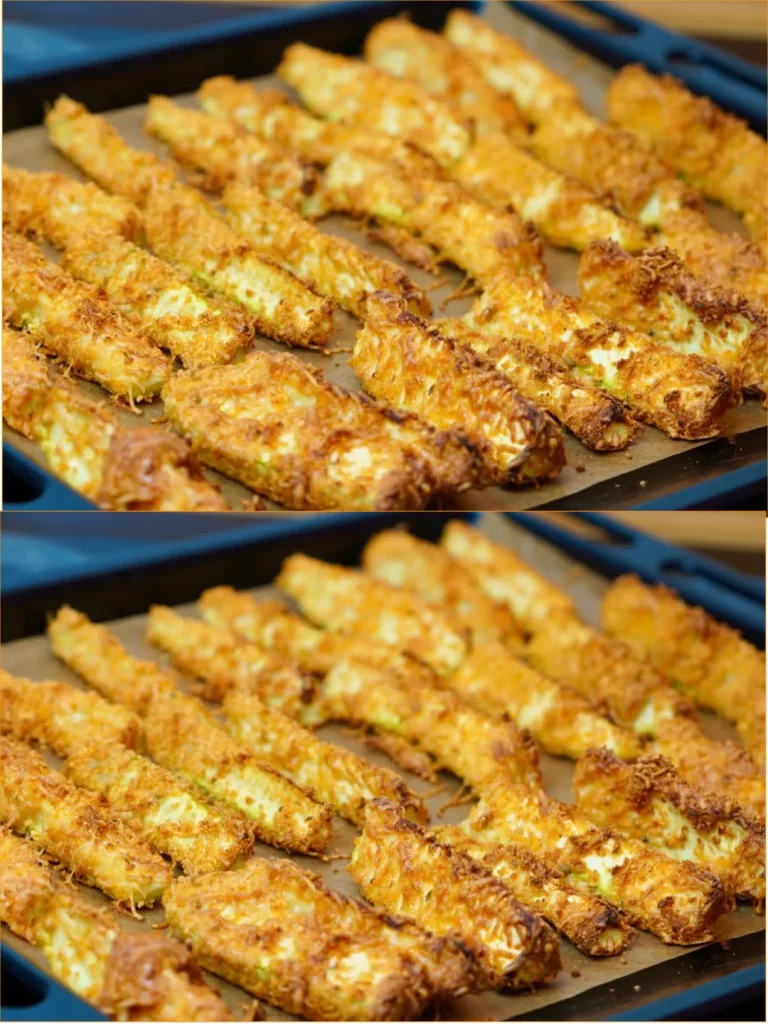 Palitos de calabacín horneados crujientes y saludables en un plato.