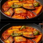 Berenjenas fritas con tomate en un plato colorido y apetitoso