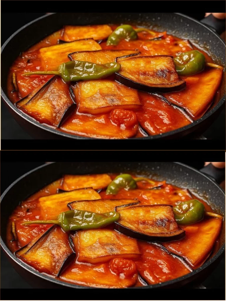 Berenjenas fritas con tomate en un plato colorido y apetitoso