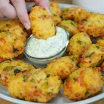 Bolas de Arroz Crujientes servidas en un plato