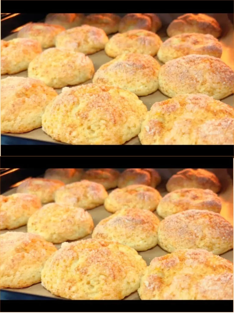 Bollos recién horneados de queso cottage y manzana en una bandeja.