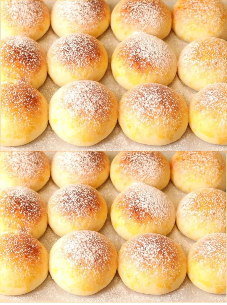 Deliciosos bollos de requesón recién horneados