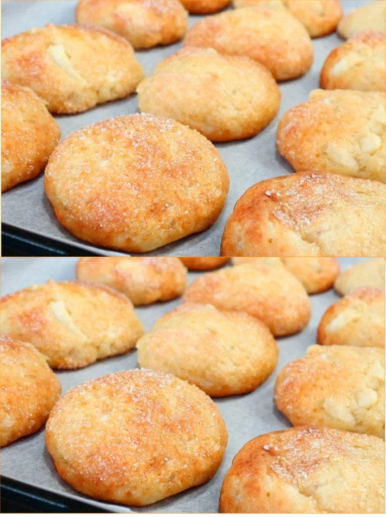 Bollos de requesón y manzana recién horneados en un plato