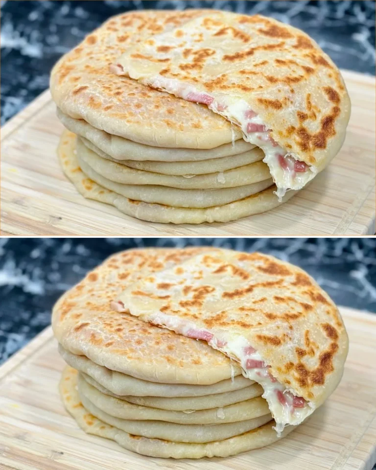 Bollos rellenos fritos recién cocinados y dorados en un plato.