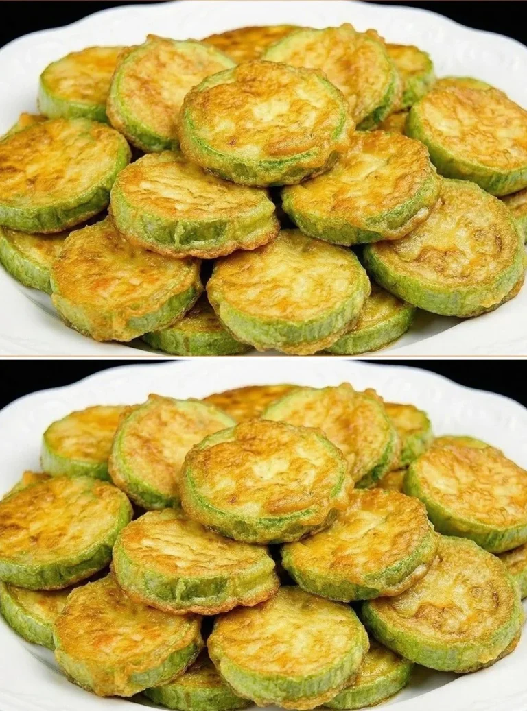 Calabacines al horno recién horneados, dorados y sabrosos.