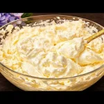 Crema pastelera deliciosa en un tazón con ingredientes frescos.