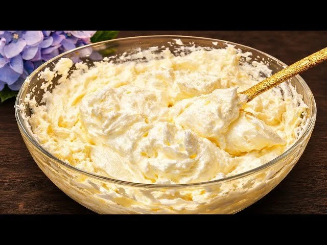 Crema pastelera deliciosa en un tazón con ingredientes frescos.