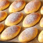 Empanadas de requesón recién horneadas con un relleno cremoso.