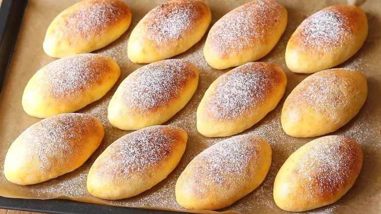 Empanadas de requesón recién horneadas con un relleno cremoso.