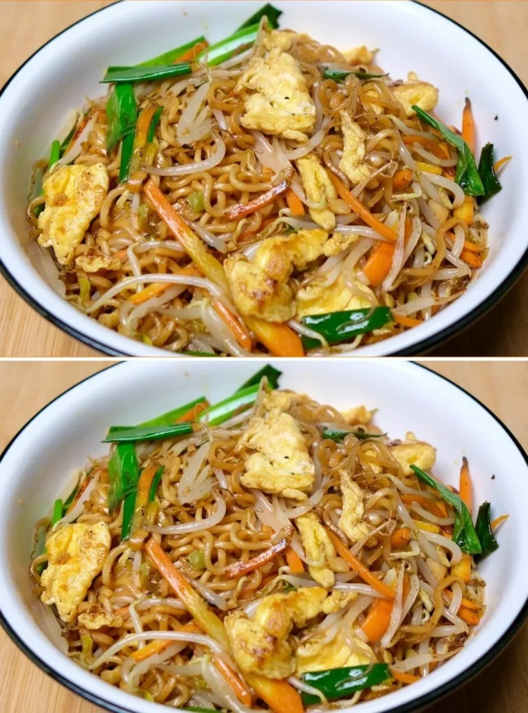 Fideos fritos estilo casero en un plato con vegetales frescos