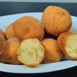 Frituras de limón crujientes y doradas, perfectas para un snack o postre.