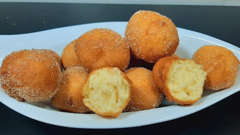 Frituras de limón crujientes y doradas, perfectas para un snack o postre.