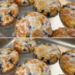 Galletas de arándano recién horneadas en una bandeja