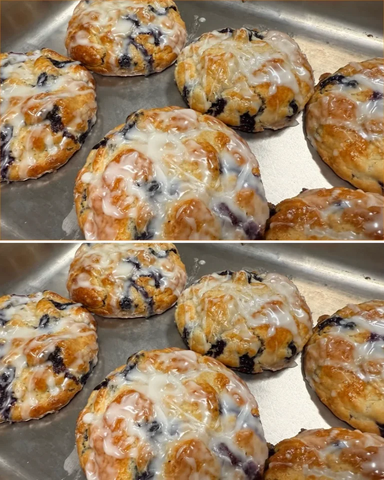 Galletas de arándano recién horneadas en una bandeja