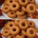 Deliciosas galletas de sémola recién horneadas en un plato.