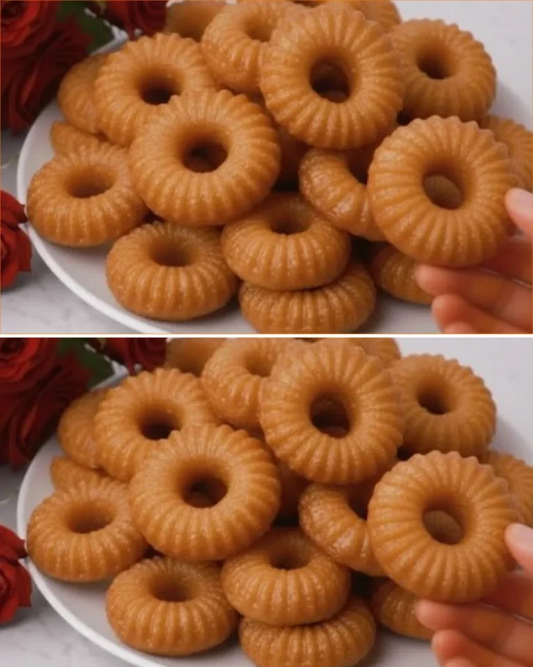 Deliciosas galletas de sémola recién horneadas en un plato.