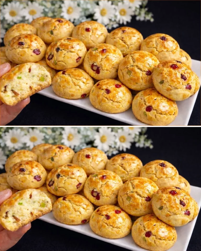 Galletas deliciosas recién horneadas en un plato