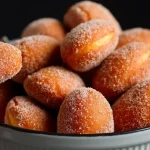 Galletas para café y té en una mesa con una taza de café.