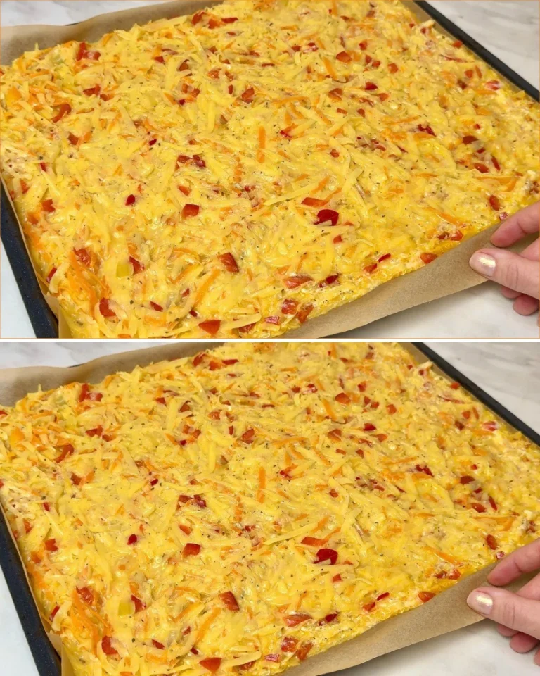 Horneado de papas y verduras frescas en una bandeja de horno